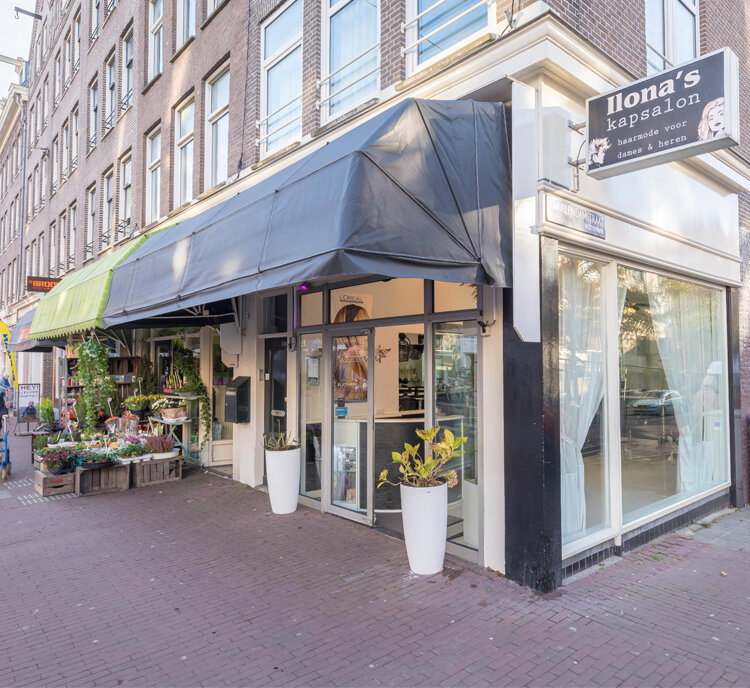 De gevel van Ilona's Kapsalon aan de Spaarndammerstraat